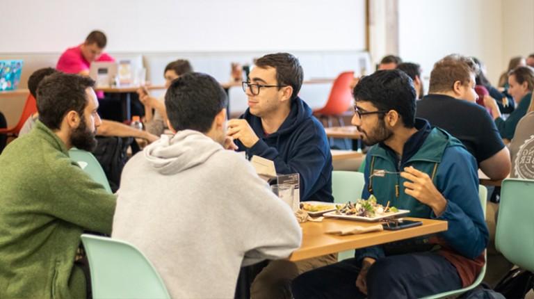 学生 eating in the Ripich共用 dining hall