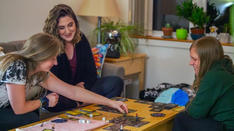 学生 playing a board game in their dorm room